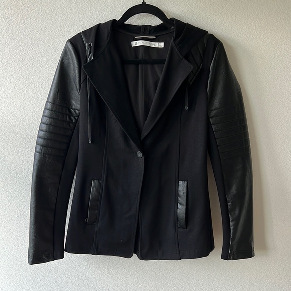 Hooded Blanc Noir fitted black jacket - Picture 1 of 5